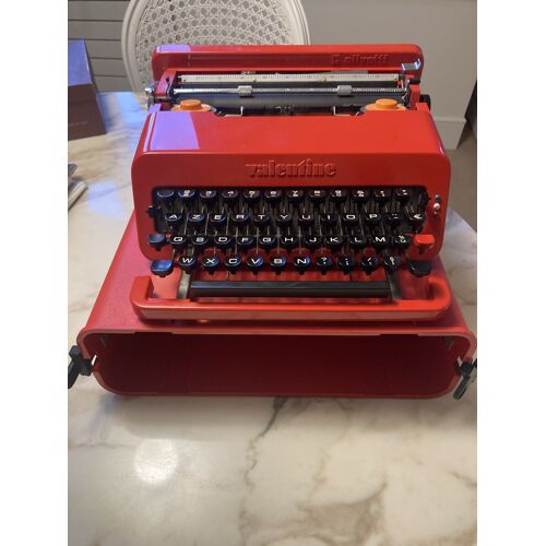 Machine À Écrire "Valentine" De Ettore Sottsass