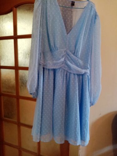 Robe Bleue Pastel Avec Des Plumetis De Taille 46/48 Pour Femme