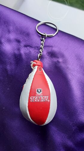 Porte Clés  Tecate Cerveza  Puching Ball Rouge Et Blanc Qui Vient De Los Angeles  5.6 Cm De Haut, Jamais Servi.