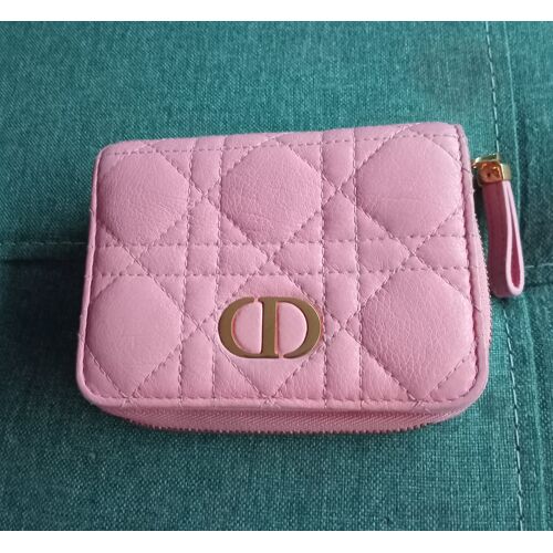 Portefeuille matelassé Christian Dior rose en cuir 2 plis12x10 cm, numéro de serie à l'intérieur