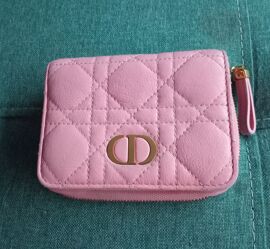 Portefeuille matelassé Christian Dior rose en cuir 2 plis12x10 cm, numéro de serie à l'intérieur