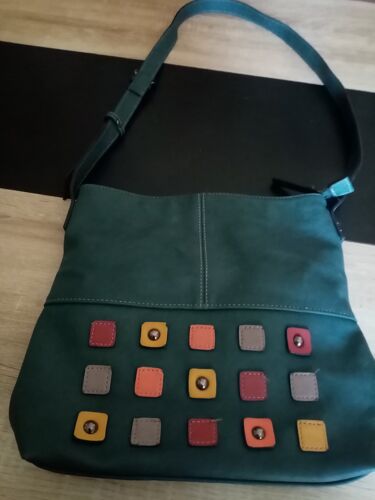 Sac vert à détails colorés et dorés de format moyen.