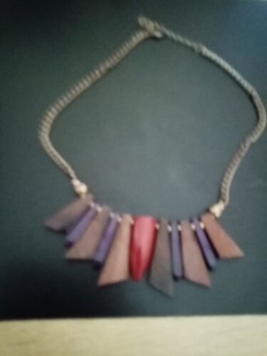 Collier Avec Bois Tinté, Chaine 8 Cm.