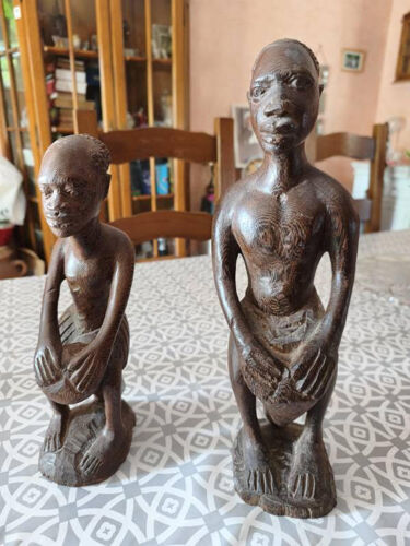 2 statues africaines jouant du tamtam