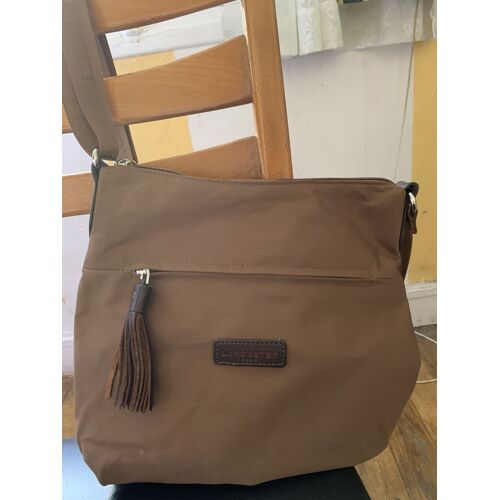 Sac Lancaster marron " Basic Pompon " en bandoulière .