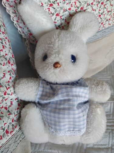 Peluche doudou lapin blanc vintage boulgom yeux bleus robe tablier en vichy bleu carreaux grelot H 18 cm sans compter les oreilles