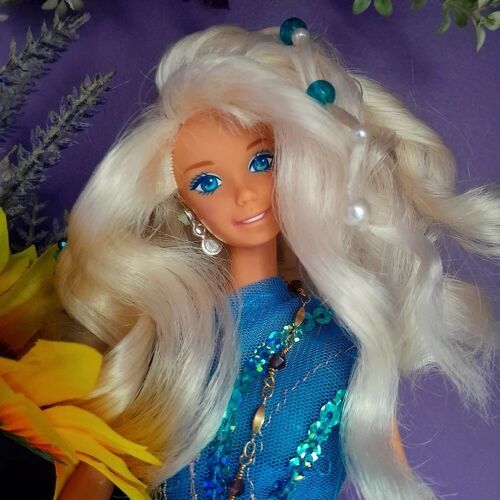 Poupée barbie vintage élégante en robe bleue de creatrice - 1976