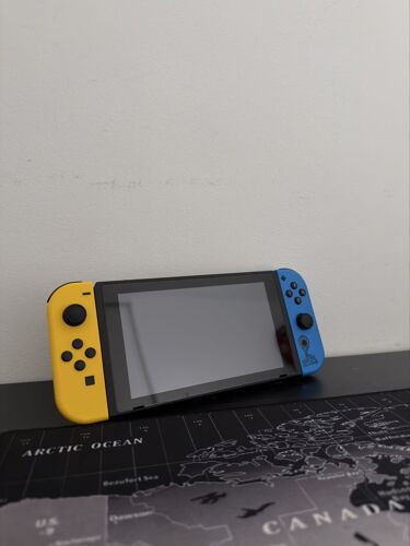 Switch Édition Limitée Fortnite COMPLÈTE + 2 Joy-Con + 2 jeux