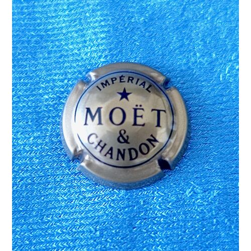 Capsule Champagne Moët Et Chandon . Impérial. Lettres Noires Sur Fond Or.