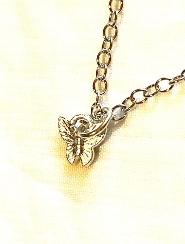 Collier Pendentif Minuscule Petit Papillon Ailes Déployées Minimaliste Insecte Bijou Argenté Fantaisie Femmes