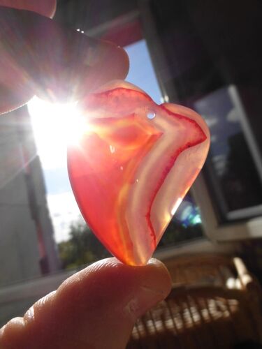 Pendentif Coeur En Agate Orange - 4.6 Cm. Magnifiques Couleurs Avec Superbe Transparence À La Lumière. Lot 2008