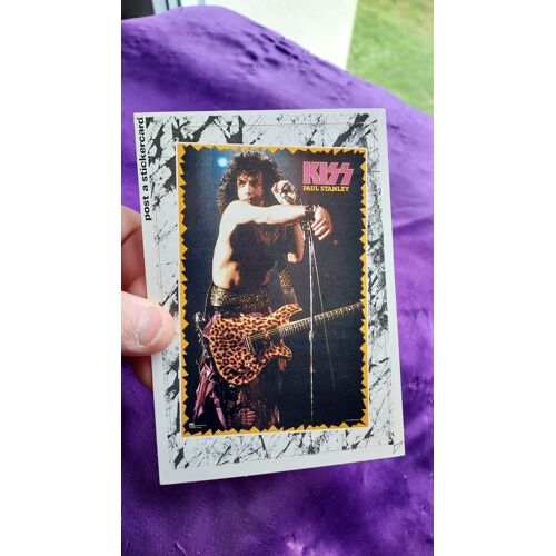 Kiss. Carte Postale Auto Collant. Paul Live En 1984 Avec Logo Rose Et Son Nom En Jaune À Droite. Lot 90