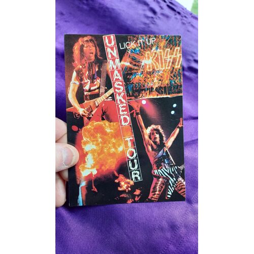Kiss. Carte Postale Avec 4 Photos Live De Dynasty, Lick It Up Et Animalize + Unmasked Tour Écrit Et Également Lick It Up. Fabriquée En Angleterre. Une Légère Pliure Sur La Largeur. Lot 110