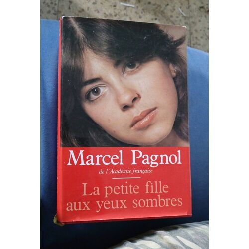 La Petite Fille Aux Yeux Sombres