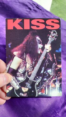 Kiss. Carte Postale Avec Gene Live En 1996 De Profile Avec Logo Rouge Au Dessus. Uk 1996, Parfait État. Lot 88