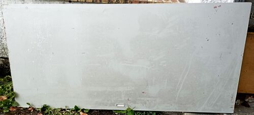 Deux panneaux coulissants pour placard. 2,00 x 93 x 4 cm.