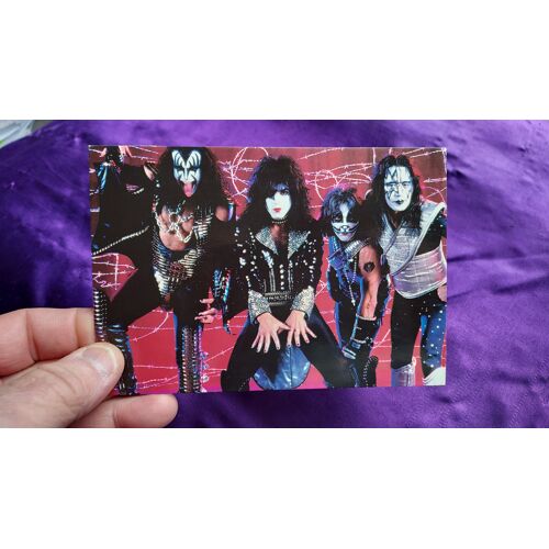 Kiss. Carte Postale Avec Le Groupe Qui Pose Debout Avec Fond Rouge Avec Barbelés Derrière. Epoque Réunion. Usa 1998. Lot 84