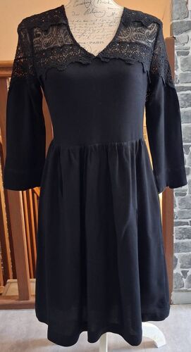 Robe Fluide Noire Avec Le Col En Dentelle