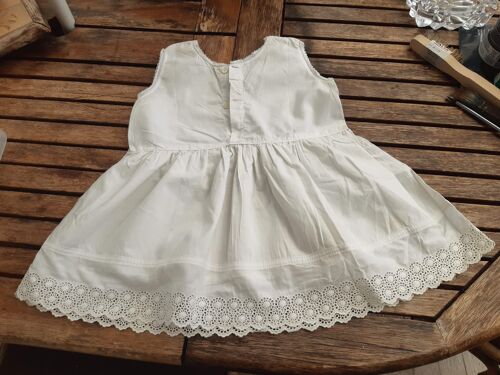 Ancienne Robe Blanche Brodée Fillette
