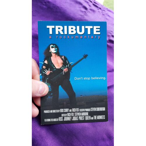 Kiss. Carte Postale Du Film : Tribute, A Rockumentary. Don't Stop Believing. Avec Photo D'un Clone De Gene Simmons. Usa 2002. + Sticker Au Dos Avec Infos Sur Le Silver Lake Film Festival. Lot 112