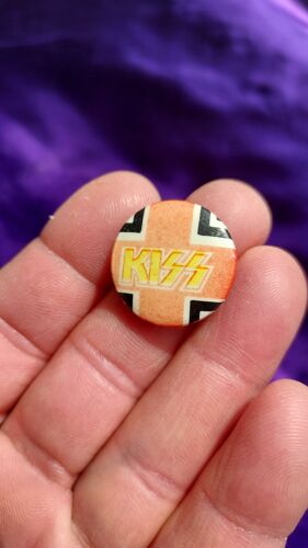 Badge Kiss - Rond, 2.5 Cm Avec Le Logo En Jaune Sur Fond Rouge, Orange Et Noir. Années 80