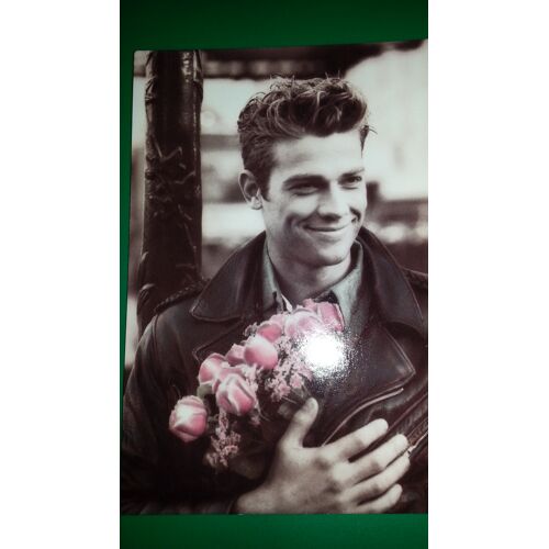 Carte Postale: Jeune Homme Au Bouquet De Fleurs
