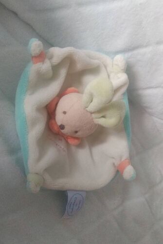 Doudou et compagnie lapin acidulé plat blanc. Bleu vert collerette orange petit modèle