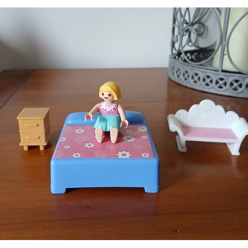 Jouets miniatures: Figurine+Lit + Sofa + table chevet