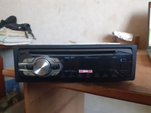 Vend autoradio Pioneer simple DIN en bon état esthétique et fonctionnel.