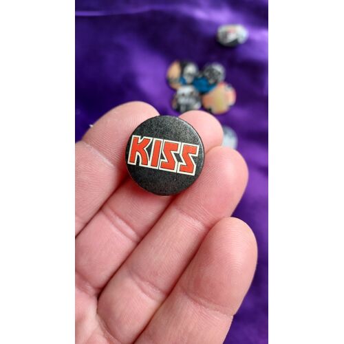 Kiss. Badge Rond Avec Le Logo Allemand Rouge Sur Fond Noir. 2.5 Cm. Badge Des Années 80. Lot 5