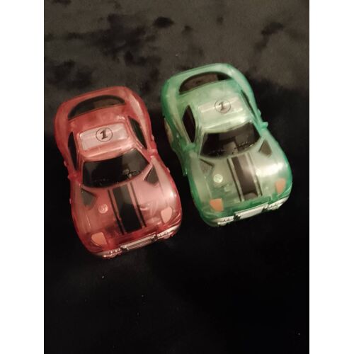 lot de 2 voitures miniatures vert /rouge.