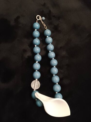 Collier En Perles De Plastique Bleues/Blanches.