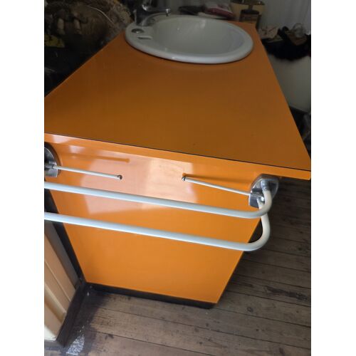 Meuble seventies orange pour salle de bain ou cuisine avec vasque et robinetterie