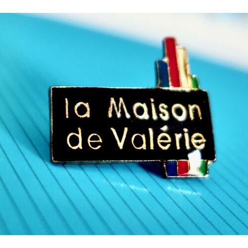 Pins Logo, "La Maison De Valerie", Filiale Conforama. Société De Vente À Distance. Décoration, Linge, Mobilier..