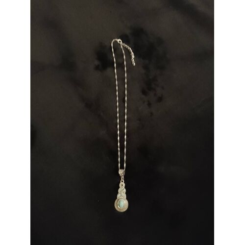 Collier En Métal Argenté Et Pendentif En Turquoise Bleue Claire Sur Métal Argenté.