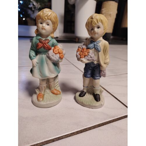 Lot de statuettes d'enfants