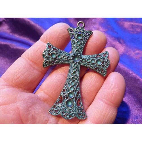 Pendentif Croix De Jésus En Laiton - Couleurs, Vert Et Doré. 6.5 Cm. Lot 2589