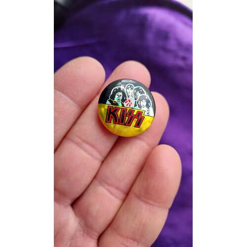 Kiss. Badge Rond Avec Photo De L'époque Lick It Up Sur Fond Jaune Et Noir Et Logo Rouge Et Noir. Couleurs Brillantes. 2.5 Cm. Badge Des Années 80 En Parfait État. Lot 42
