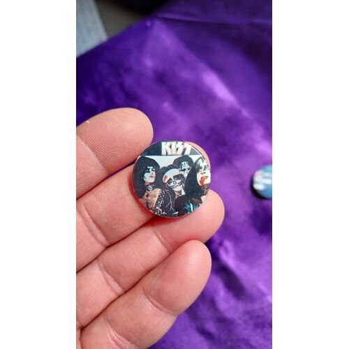 Kiss. Badge Rond Avec Photo Du Groupe Posée En 1976, Peter Avec Bandage Sur La Tête Sur Fond Blanc Et Noir Avec Logo Blanc. 2.5 Cm. Badge En Excellent État Des Années 80. Lot 16
