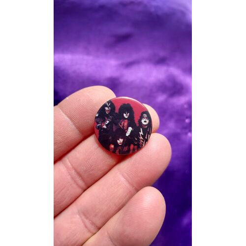 Kiss. Badge Rond Avec Photo Posée De Gene, Eric, Ace Et Paul Sur Fond Rouge. 2.5 Cm. Excellent État. Badge Des Années 80. Lot 14