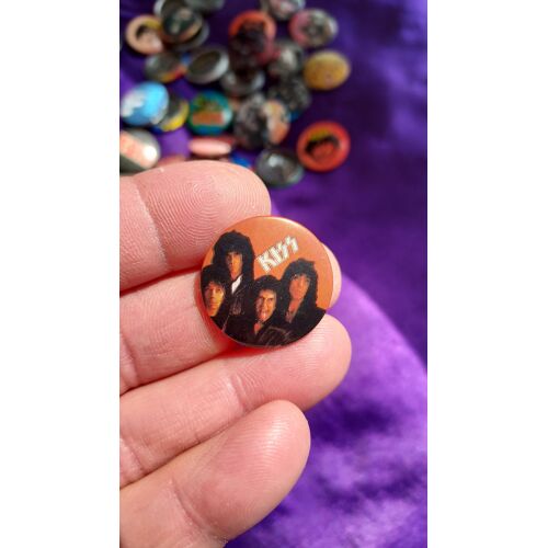 Kiss. Badge Rond Avec Photo Posée Époque Lick It Up Sur Fond Orange Et Logo Blanc. 2.5 Cm. Badge Des Années 80 En Excellent État. Lot 63
