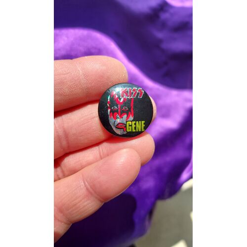 Kiss. Badge Rond Avec Tête De Gene 78, Visage Argenté Brillant, Noir Et Rouge Avec Prénom En Jaune Et Logo Rouge. 2.5 Cm. Badge Des Années 80 En Parfait État. Lot 69