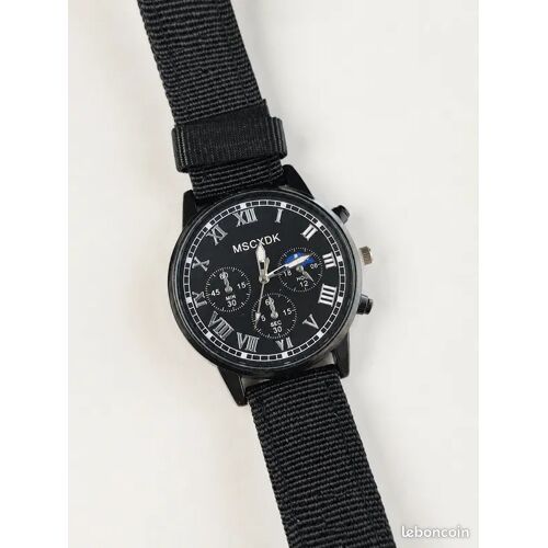 Montre Noire Élégante Style Luxe Avec Chiffres Romains