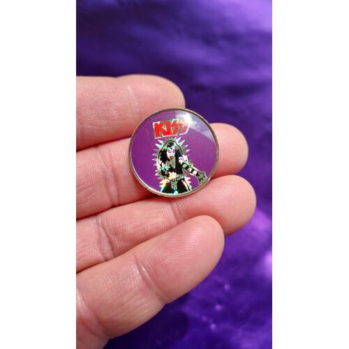 Kiss. Badge Rond En Métal Avec Gene Debout Époque '76 Avec Reflets Brillants. Logo Rouge Au Dessus De Gene Et Le Fond Est Violet. Badge Que J'avais Acheté Dans Le Début Des Années 80. Lot 21.