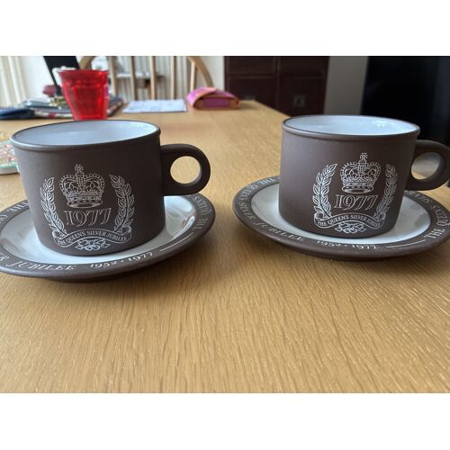 Deux Tasses Et Soucoupes Jubilé Elisabeth Ii