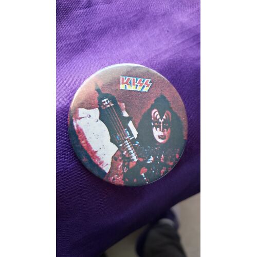 Kiss. Badge Rond Grand Format Avec Gene Portant Sa Basse Hache Sur Fond Rouge. + Logo Rouge Et Jaune. 5.5 Cm. Badge Des Années 80 En Excellent État. Lot 40