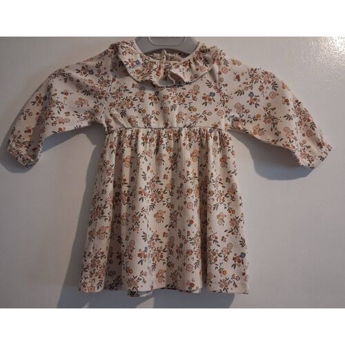 Robe Fleurie Avec Un Petit Col