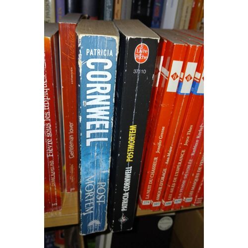 Patricia Cornwell Postmortem Lot De 2 Livres Une Version Originale Et Une Version Française.