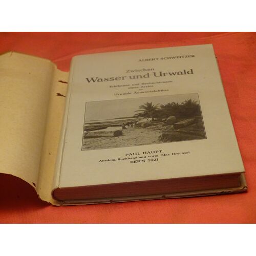 Zweischen Wasser Und Urwald . . Professor Albert Schweitzer . 1875 - 1965 . Medecin . Pasteur . Theologien Protestant . Philosophe Et Musicien Alsacien . . Paul Haupt . Bern . 1921 .