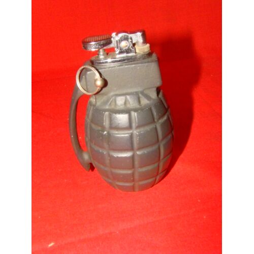 briquet à essence en forme de grenade quadrillée époque années 80